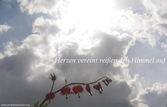 Herzen vereint reißen den Himmel auf