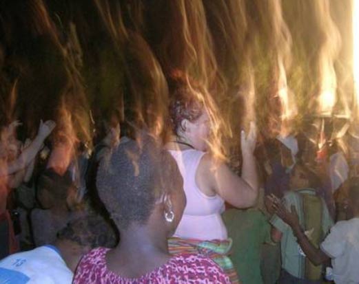 Feuerzungen auf Köpfen der Menschen