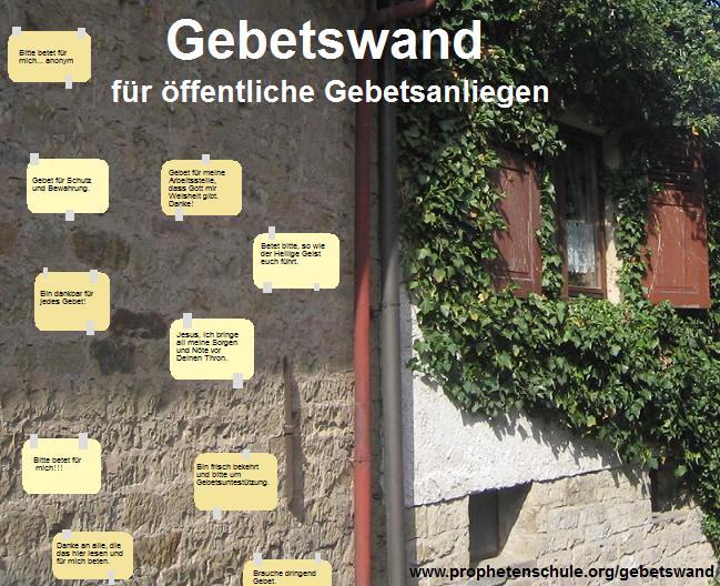 Foto von Wand mit Zetteln, Gebetswand für Gebetsanliegen, prophetisches Gebet