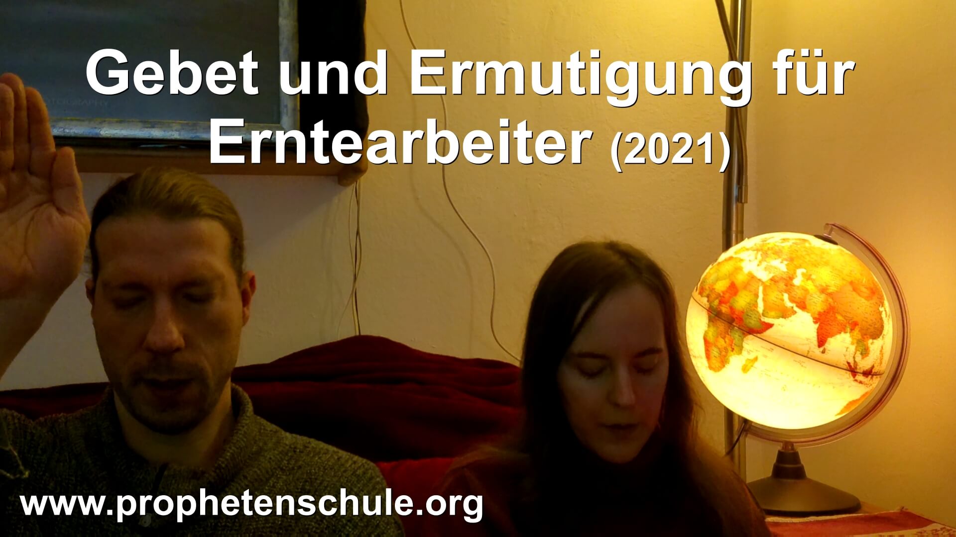 Julia und Tobias beten für Zuschauer im Video. Textaufschrift - Gebet und Ermutigung für Erntearbeiter (2021)